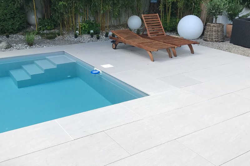 Bodenplatten um Schwimmbad